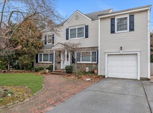 1620 Kent Dr, Hewlett, NY 11557