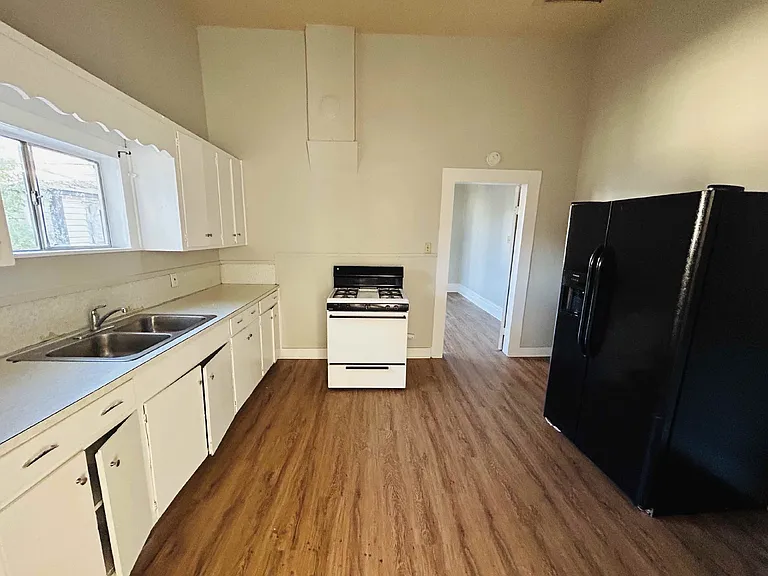 1750 E Commerce St — Photo 5