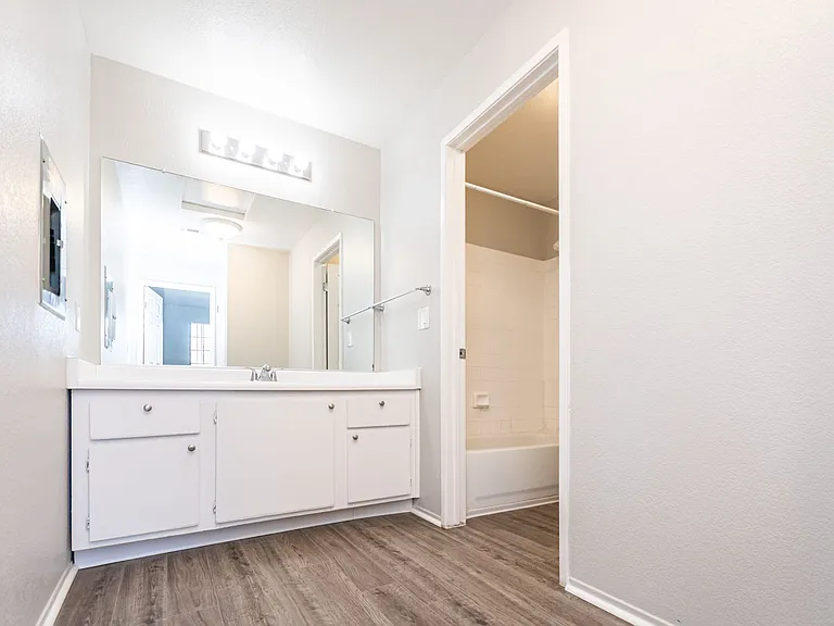 River Oaks Apartments — Photo 30