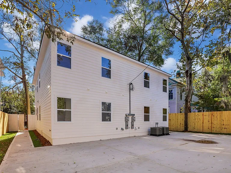 912 E Henry St — Photo 32