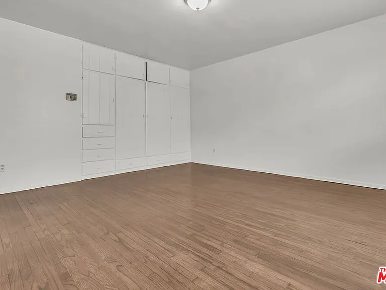 9322 Lasaine Ave — Photo 18