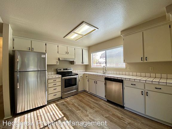 5th image of 567 Chaucer Ln