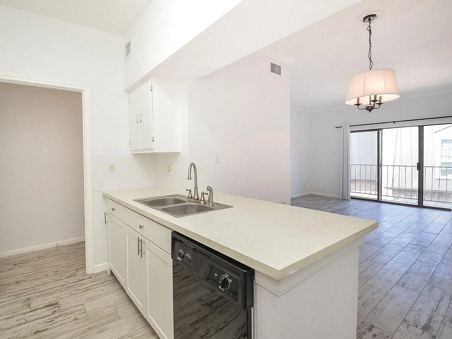1 bed, 1.0 bath, 860 sqft, $1,250 — Photo 2