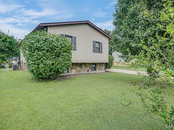 2nd image of 2005 Maple Tree Ln