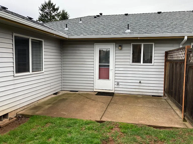 Two Bedroom Duplex in South Salem, Landscaping Included! — Photo 18