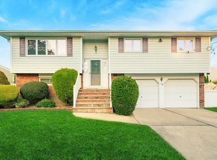 16 Sue Ann Ct, North Babylon, NY 11703