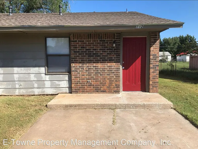 712 E Ash Ave — Photo 6
