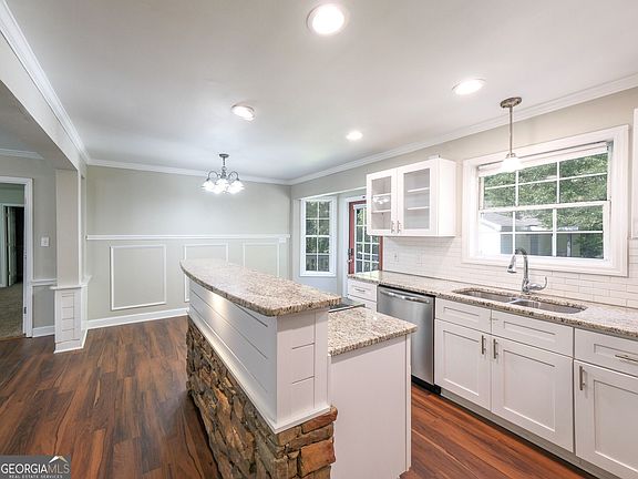 5th image of 3225 Harris Dr