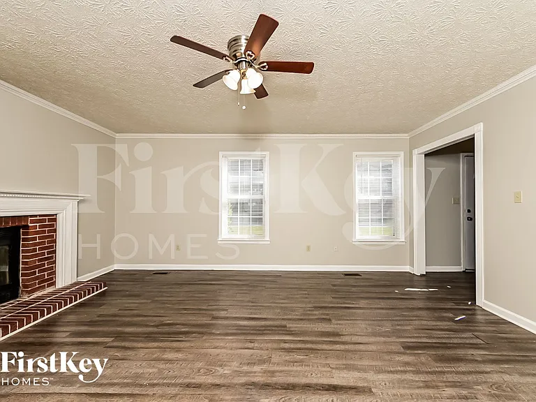 215 Brooks Dr — Photo 3
