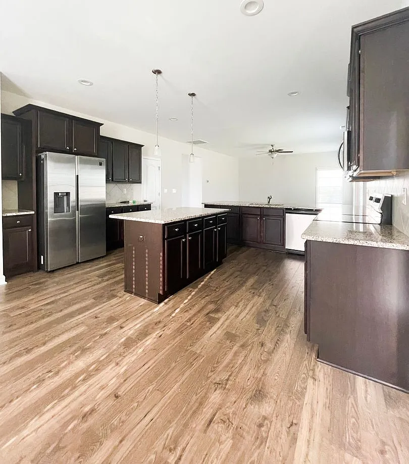 Coming Soon!! 3 Bedroom 2.5 Bathroom - Pets Okay — Photo 3