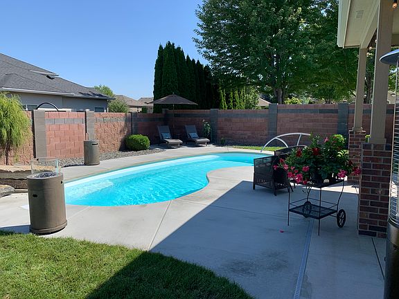 In ground pool 