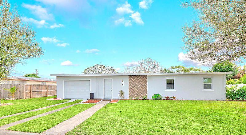 1st image of 445 SE Abeto Ln