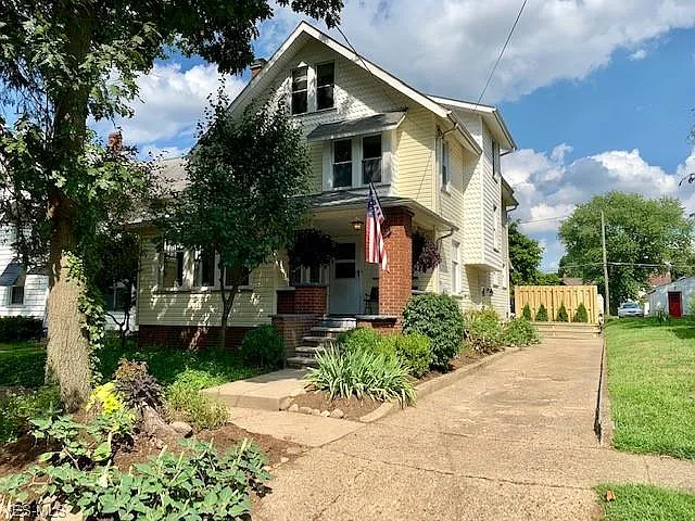 894 11th St NE photo 1