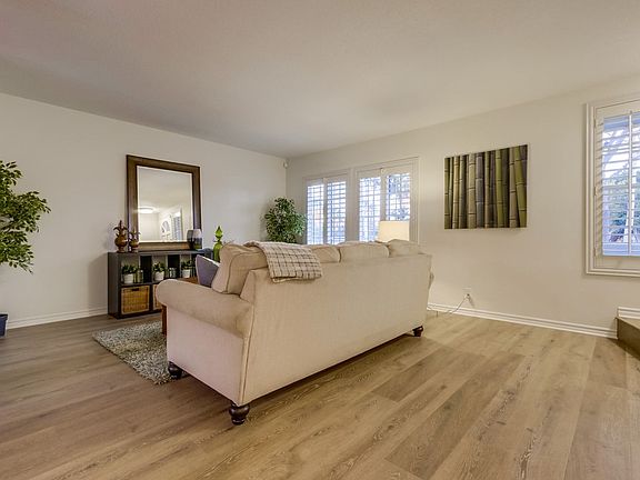 4th image of 324 Spinnaker Way