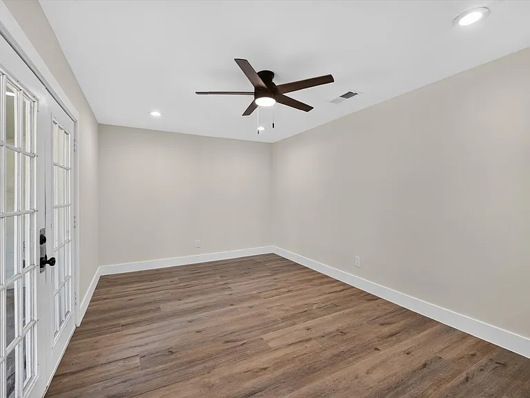 913 Russell Ln — Photo 13