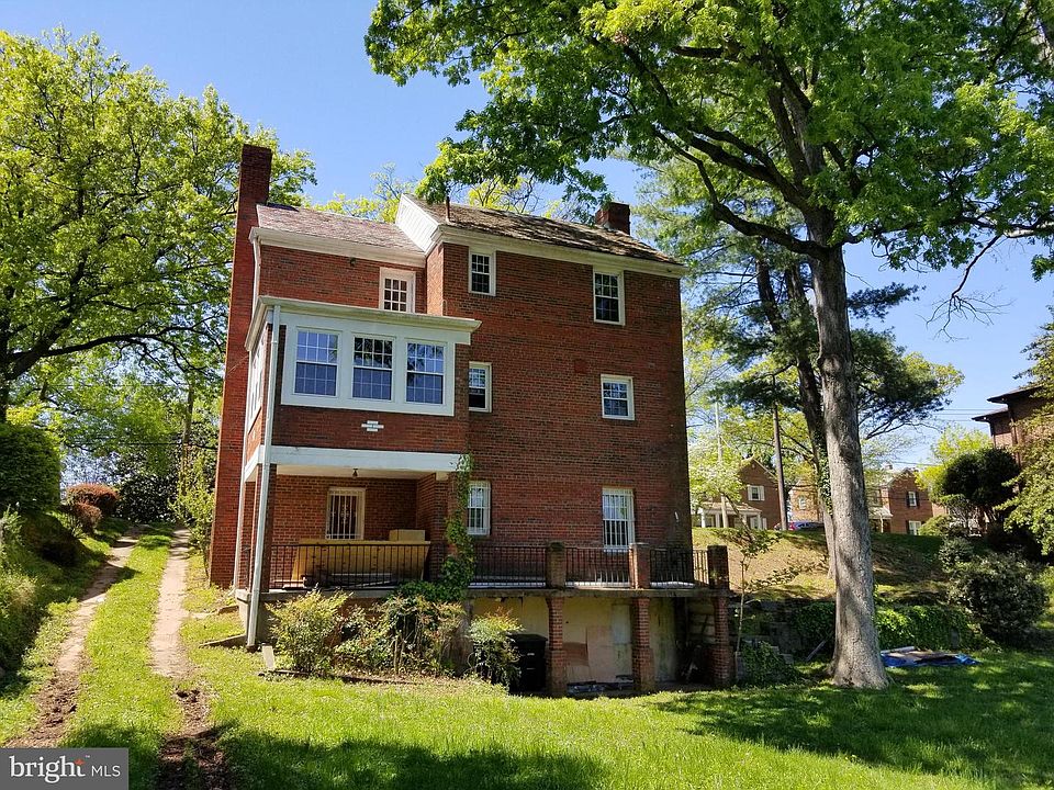 2nd image of 3370 Highwood Dr SE