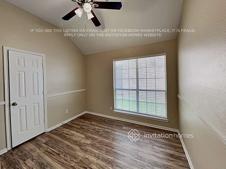 1046 Essex Dr — Photo 13