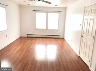 8 Spring Ln, Levittown, PA 19055