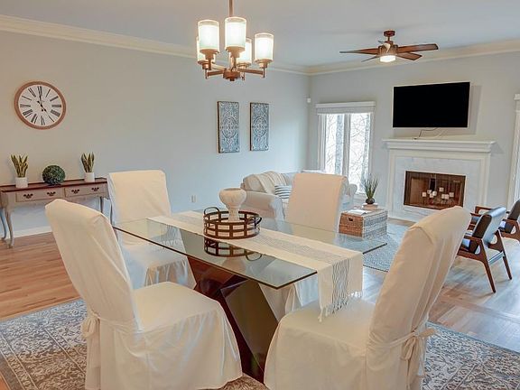 5th image of 303 S River Farm Dr
