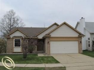 25300 Christina Dr, Flat Rock, MI 48134