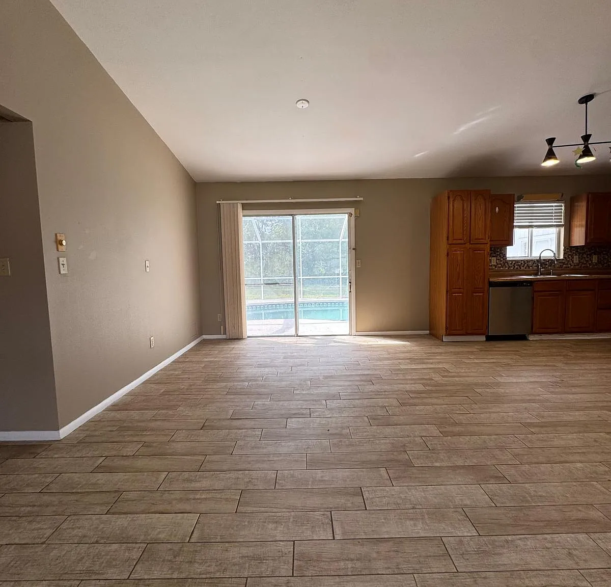 3 bed, 1411 sqft, $1,900 — Photo 2