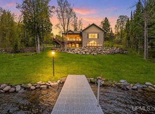 W9435 Peterson Dr, Iron Mountain, MI 49801