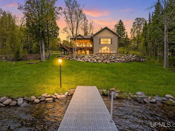 W9435 Peterson Dr, Iron Mountain, MI 49801