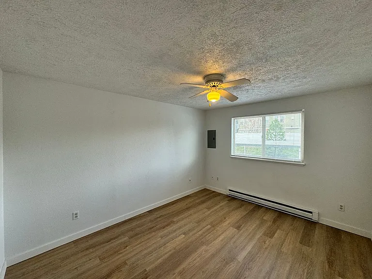 Stunning 2 Bed, 1 Bath w/ Laundry & AC in Lincoln Heights! — Photo 13