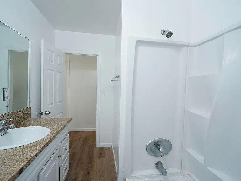 604 W 10th St — Photo 30