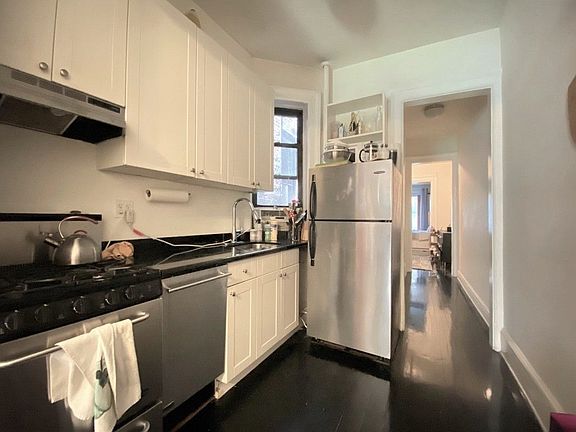 4th image of 230 E 6th St APT 1