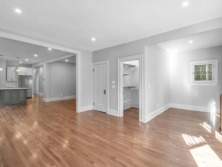 100 Richmond Ave #UPPER — Photo 8