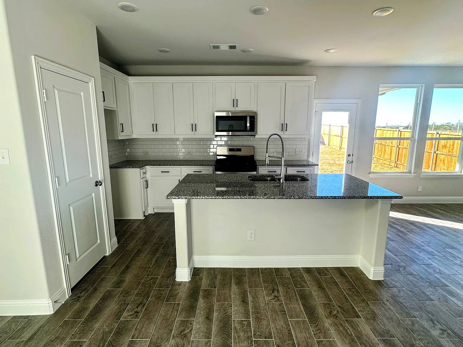 4 bed, 2037 sqft, $2,095 — Photo 2
