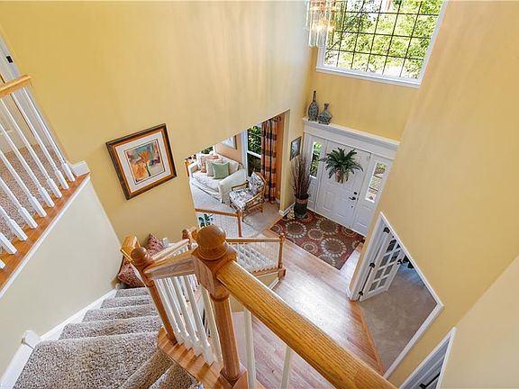 4th image of 215 Beaumont Trl