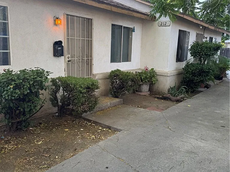 210 E Olive St — Photo 2