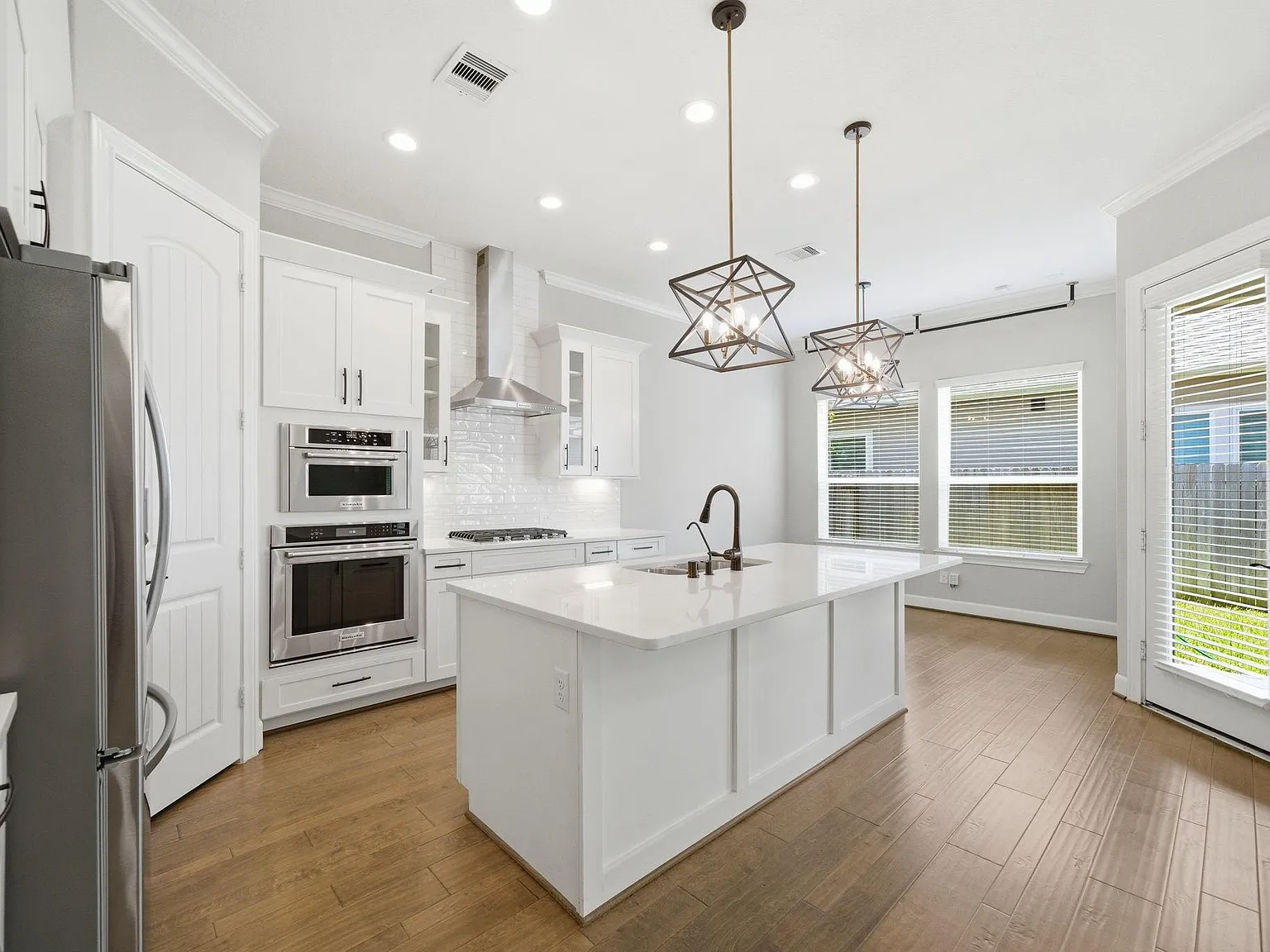 3 bed, 2.5 bath, 2108 sqft, $2,700 — Photo 1