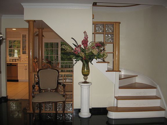2nd image of 27 Holmehill Ln