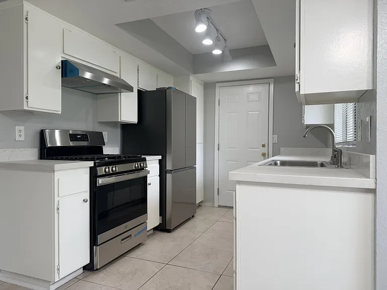 3221 Denver Ave — Photo 5
