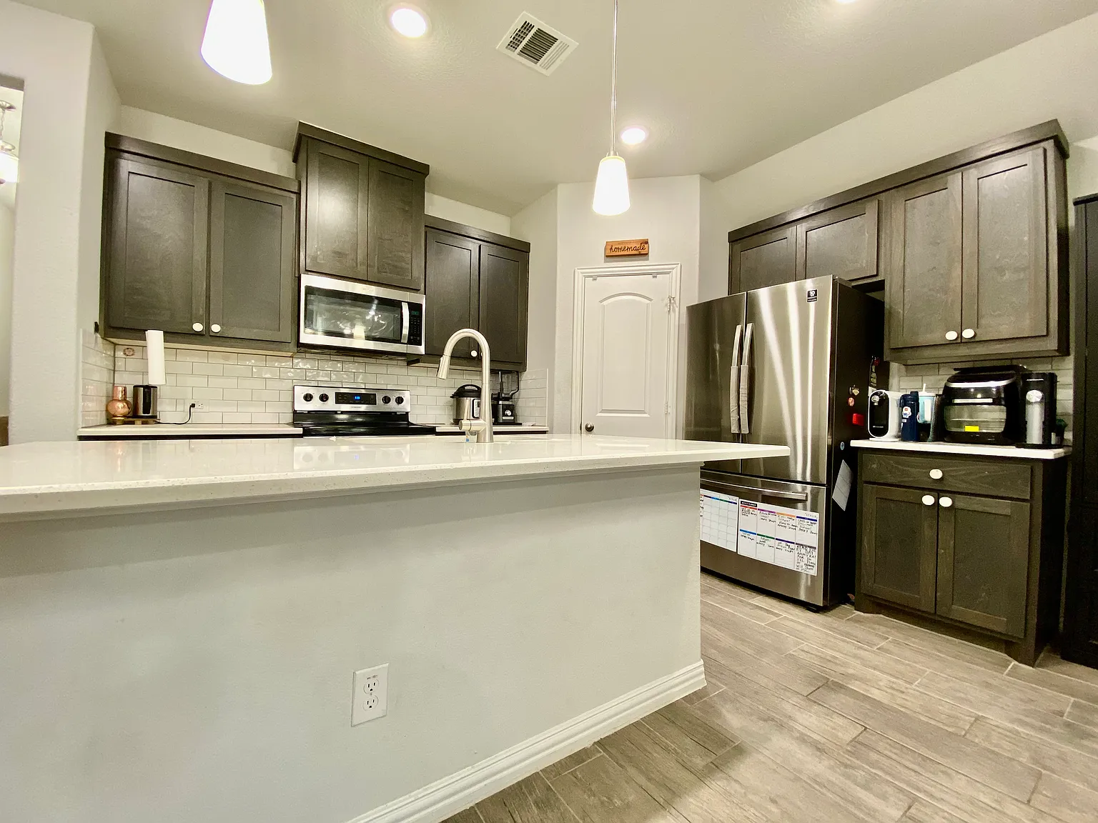 4 bed, 2041 sqft, $2,640 — Photo 2