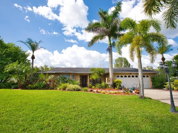 7248 Castle Dr, Sarasota, FL 34240