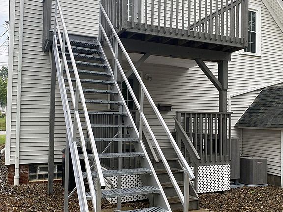 4th image of 332 N Court St