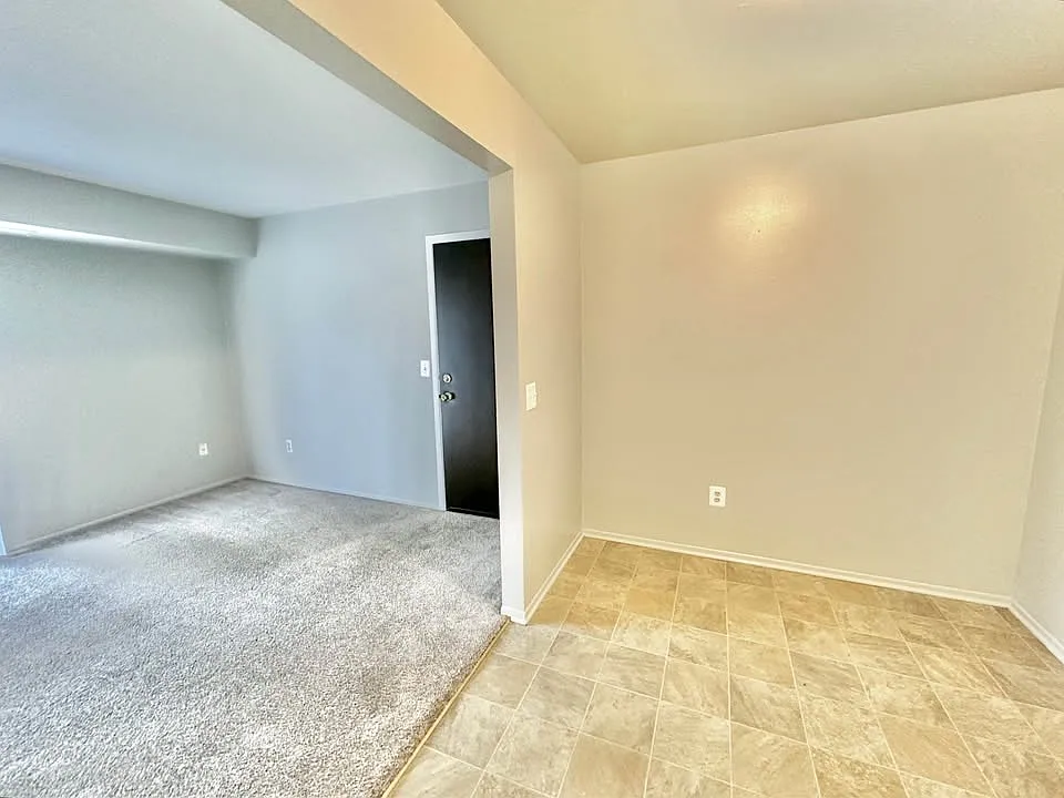 2 bed, 875 sqft, $1,300 — Photo 2
