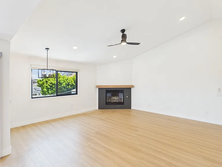 GS - 3129 Emerson — Photo 12