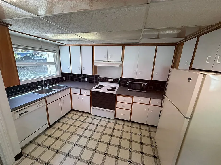 330 E Grant St — Photo 17