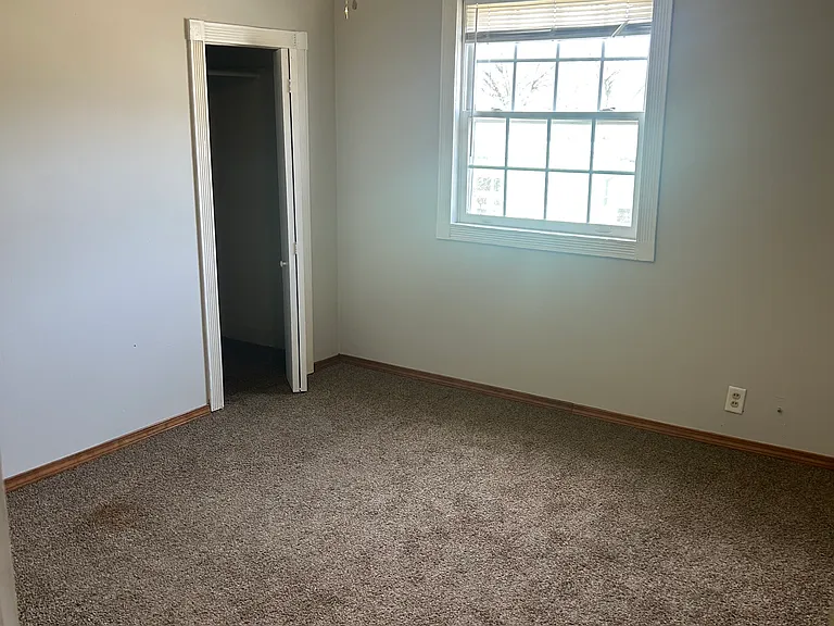 550 Phelps Ave — Photo 3