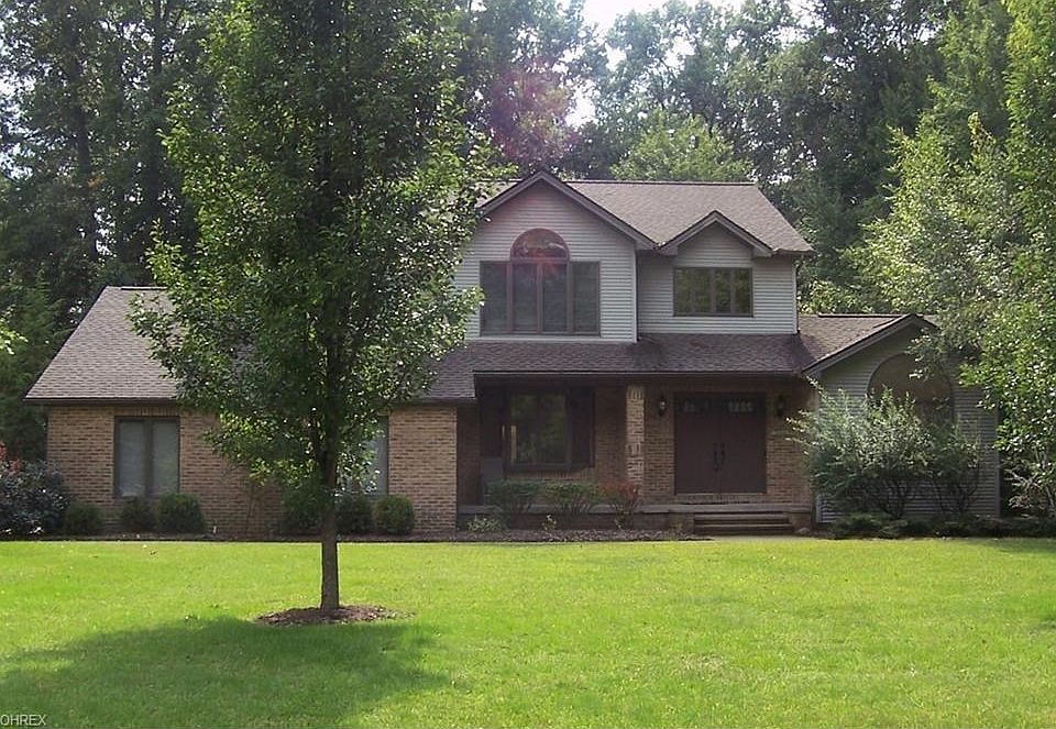 Double door entry from covered front porch welcomes your friends and family.