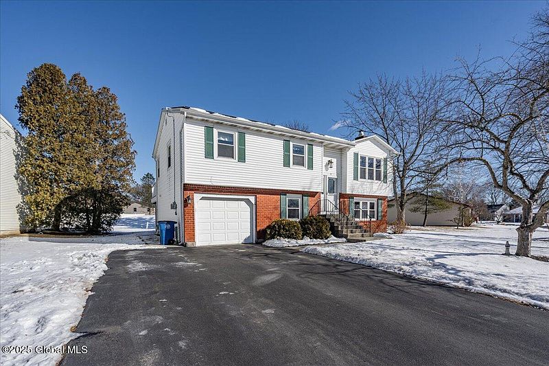 3rd image of 22 Meadowlark Drive