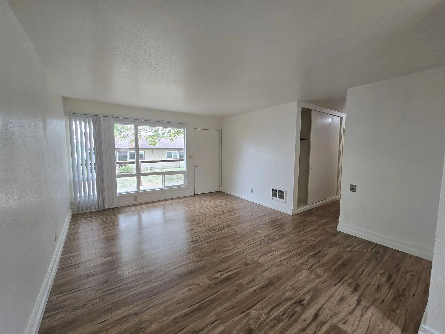 3 bed, 1.0 bath, 866 sqft, $1,400 — Photo 3