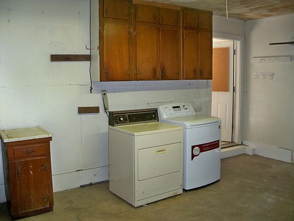 washer and dryer in garage (included)