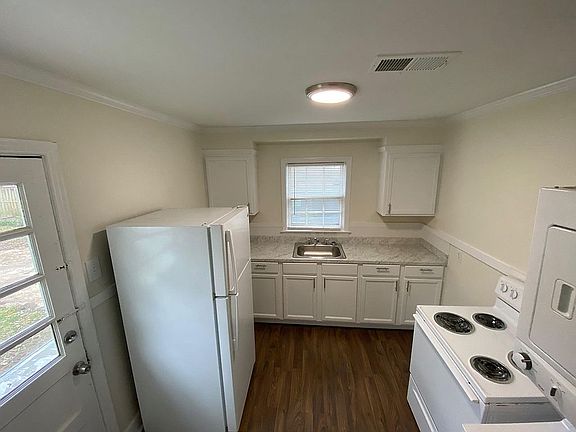 3rd image of 1049 E Walthal Cir