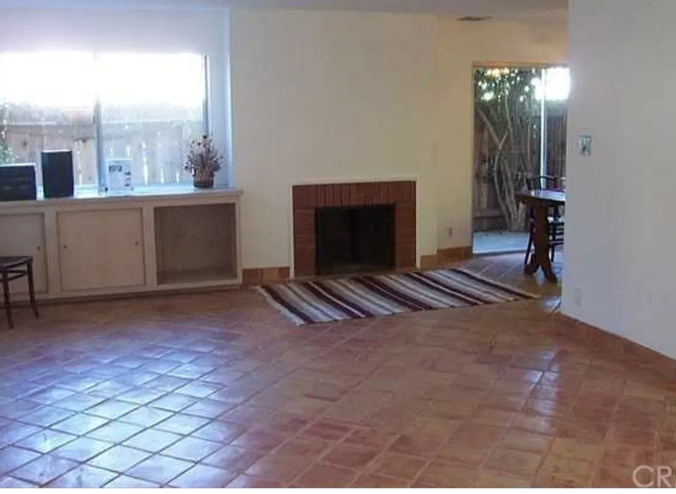 Living room with fireplace 
